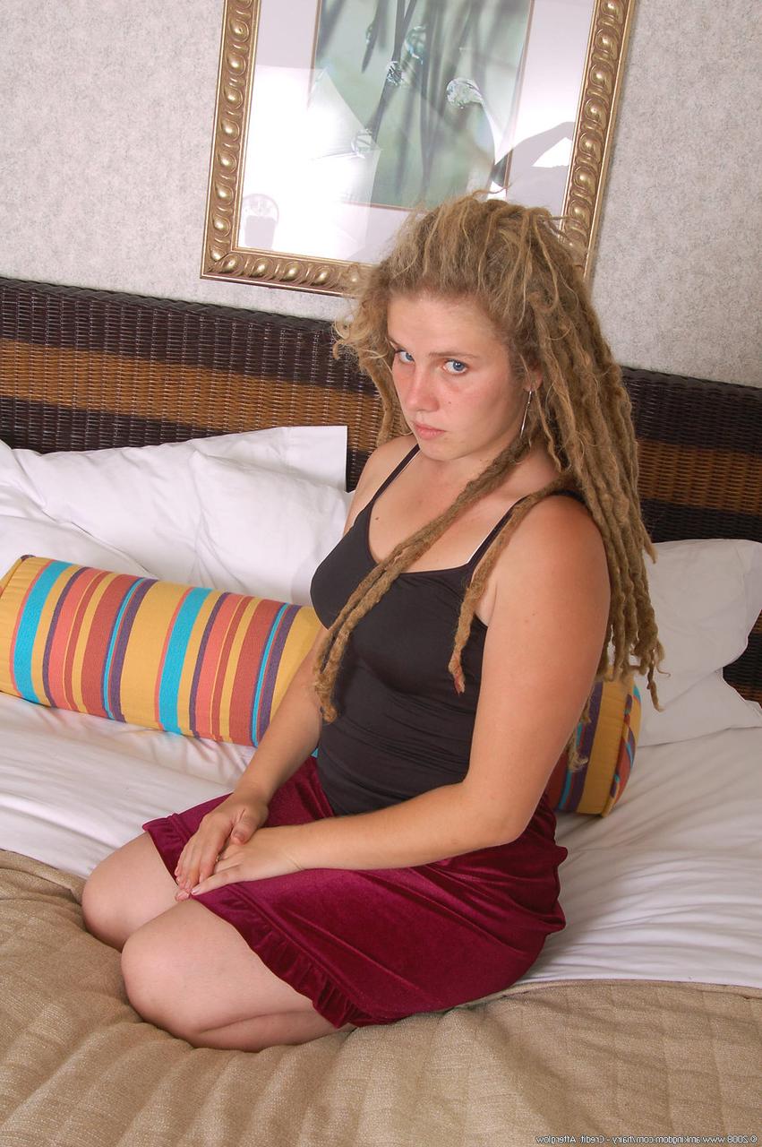 20P La gordita amateur sally muestra su gran culo y su coño peludo en la cama