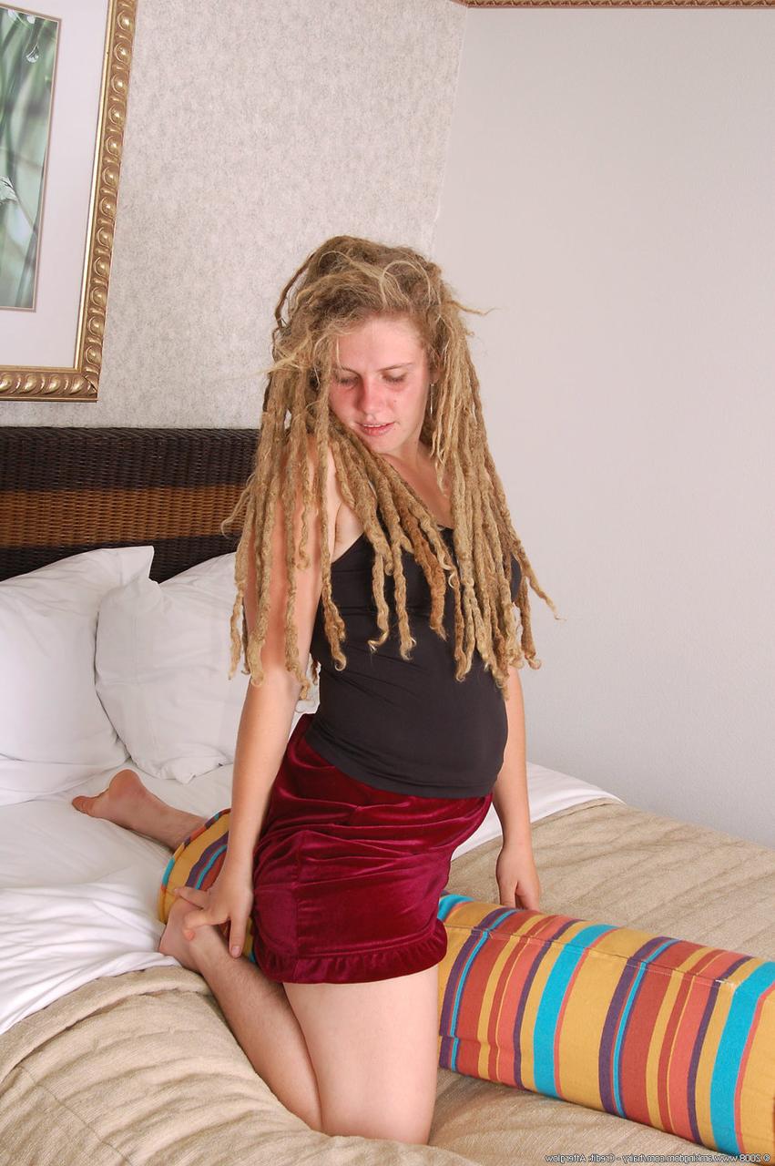 20P La gordita amateur sally muestra su gran culo y su coño peludo en la cama