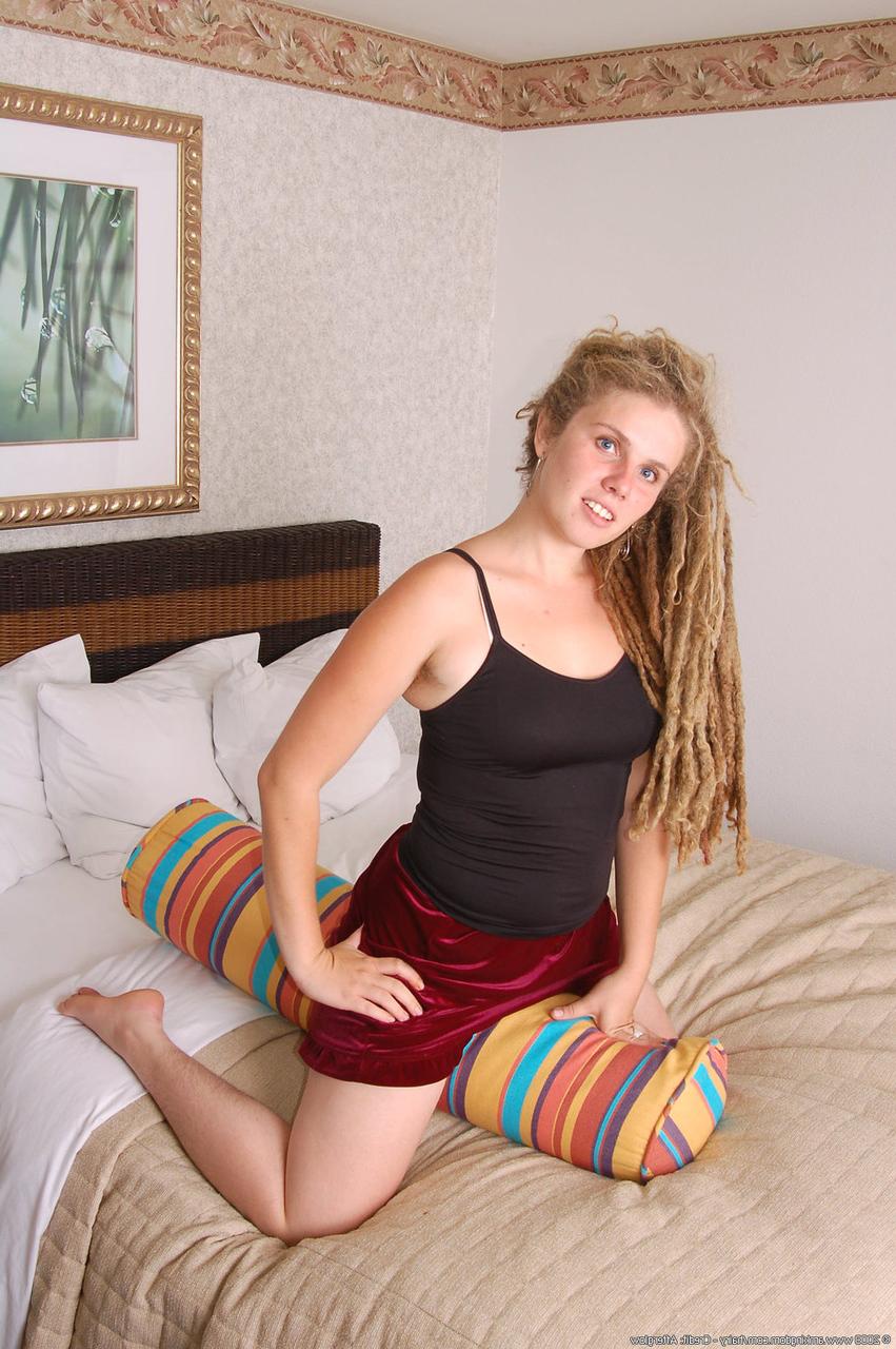 20P La gordita amateur sally muestra su gran culo y su coño peludo en la cama