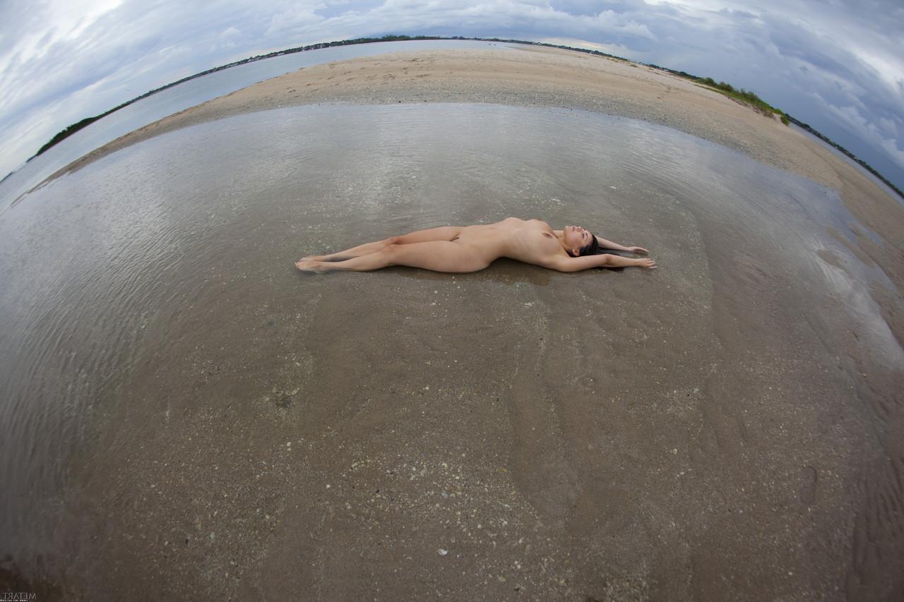 20P A morena sexy Bailey Devonish tira o biquíni e posa na praia
