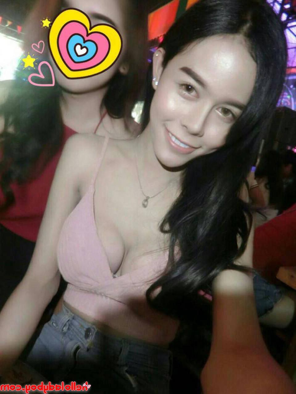 20P Der schöne Ladyboy Jam zeigt in seinen heißen Outfits seinen dünnen Körper