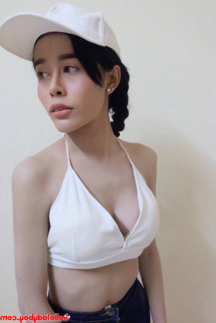 20P Der schöne Ladyboy Jam zeigt in seinen heißen Outfits seinen dünnen Körper
