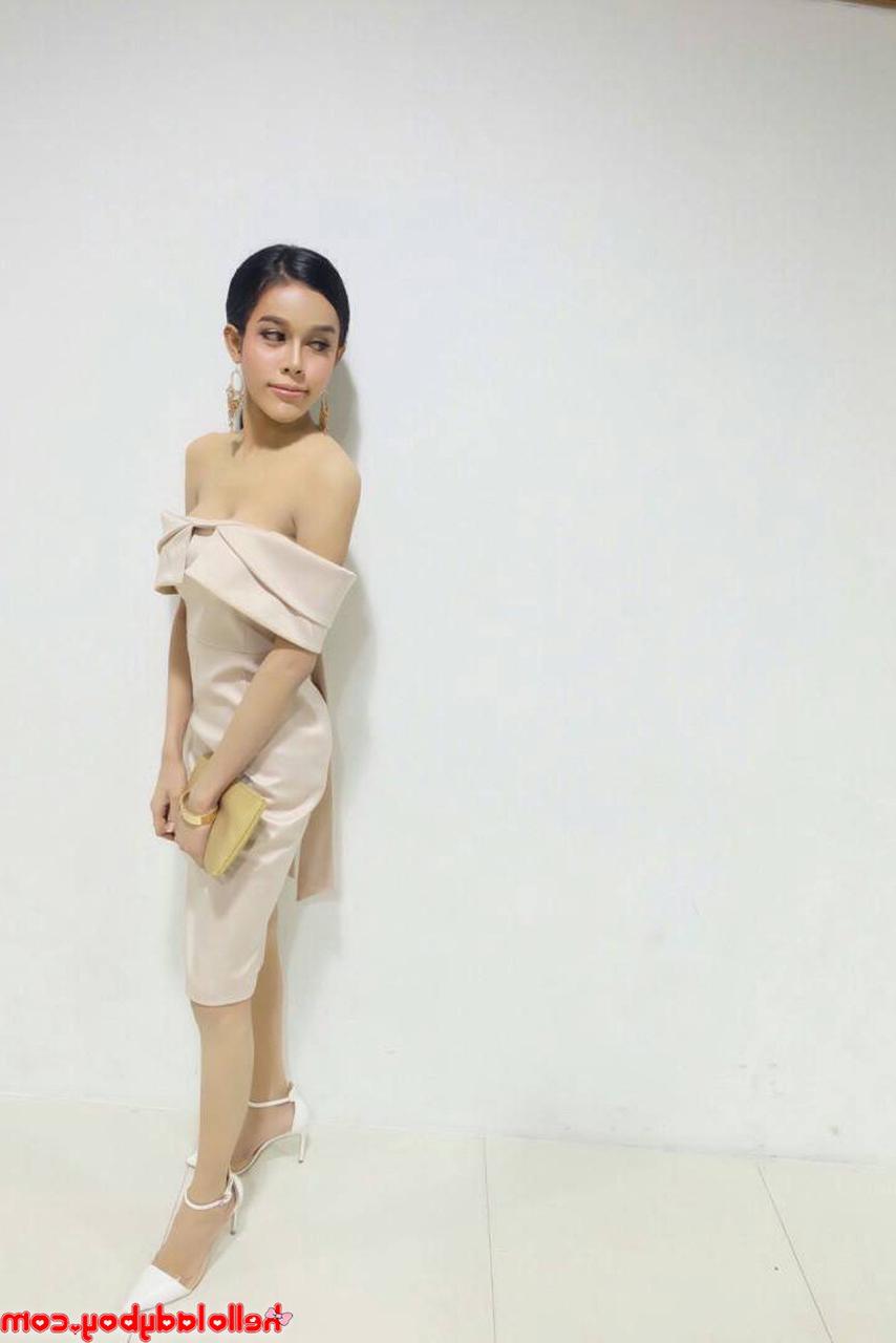 20P Der schöne Ladyboy Jam zeigt in seinen heißen Outfits seinen dünnen Körper