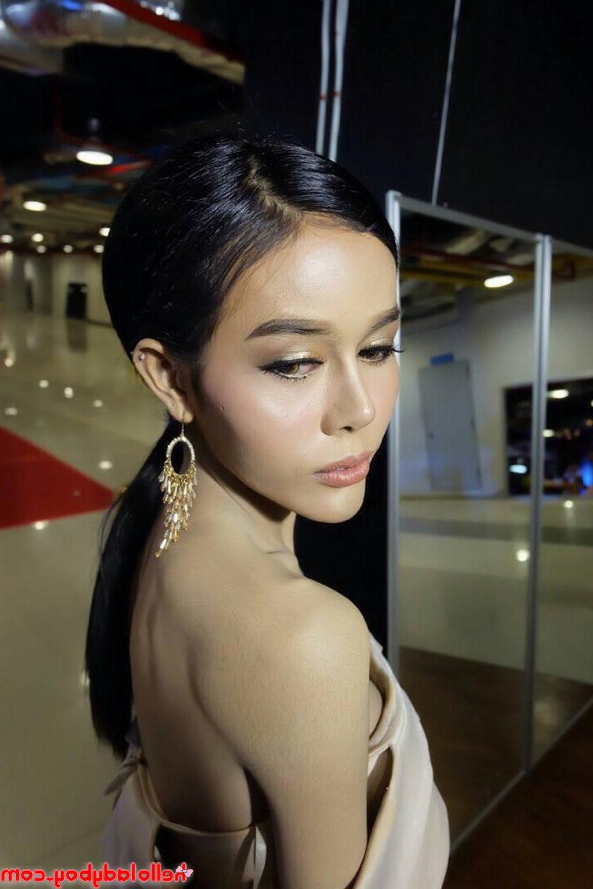 20P Der schöne Ladyboy Jam zeigt in seinen heißen Outfits seinen dünnen Körper