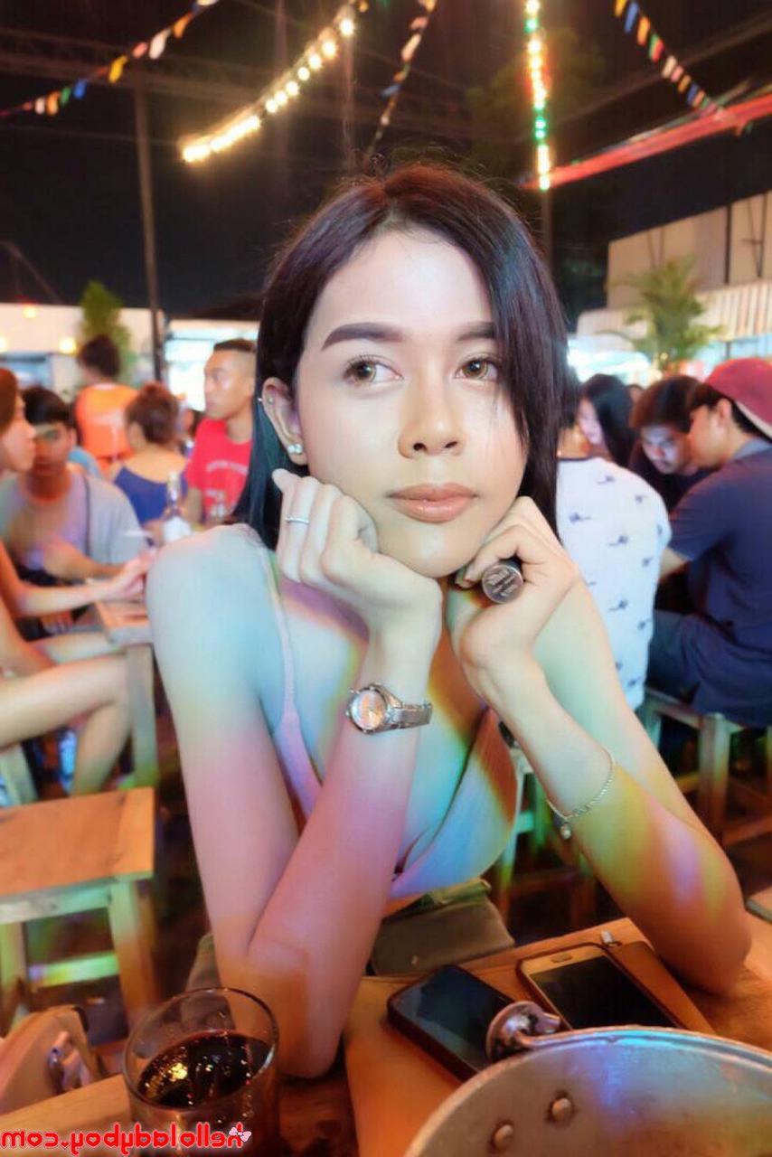 20P Der schöne Ladyboy Jam zeigt in seinen heißen Outfits seinen dünnen Körper