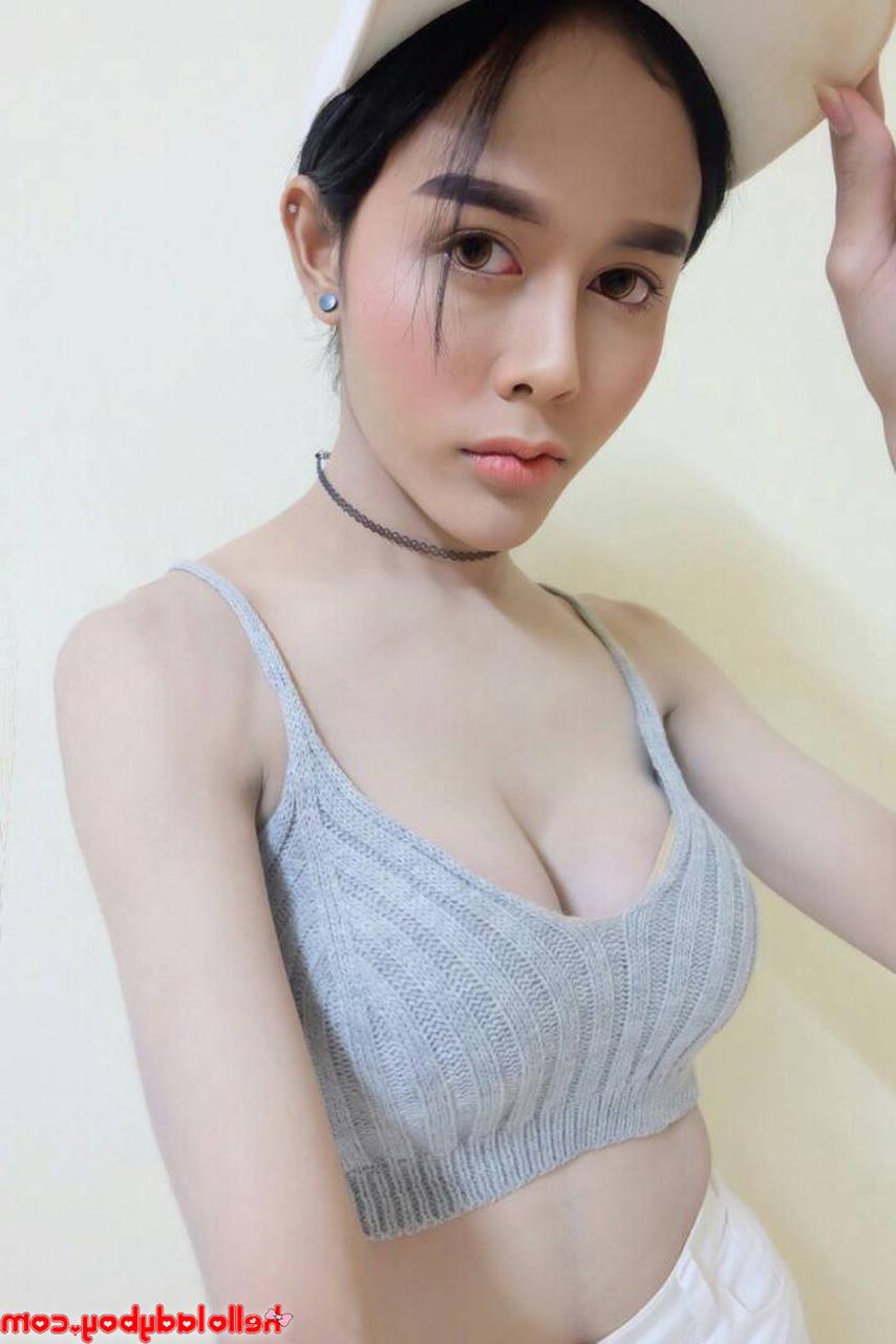 20P Der schöne Ladyboy Jam zeigt in seinen heißen Outfits seinen dünnen Körper