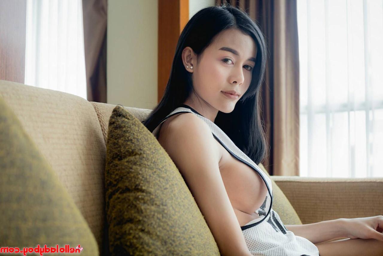 20P Der schöne Ladyboy Jam zeigt in seinen heißen Outfits seinen dünnen Körper