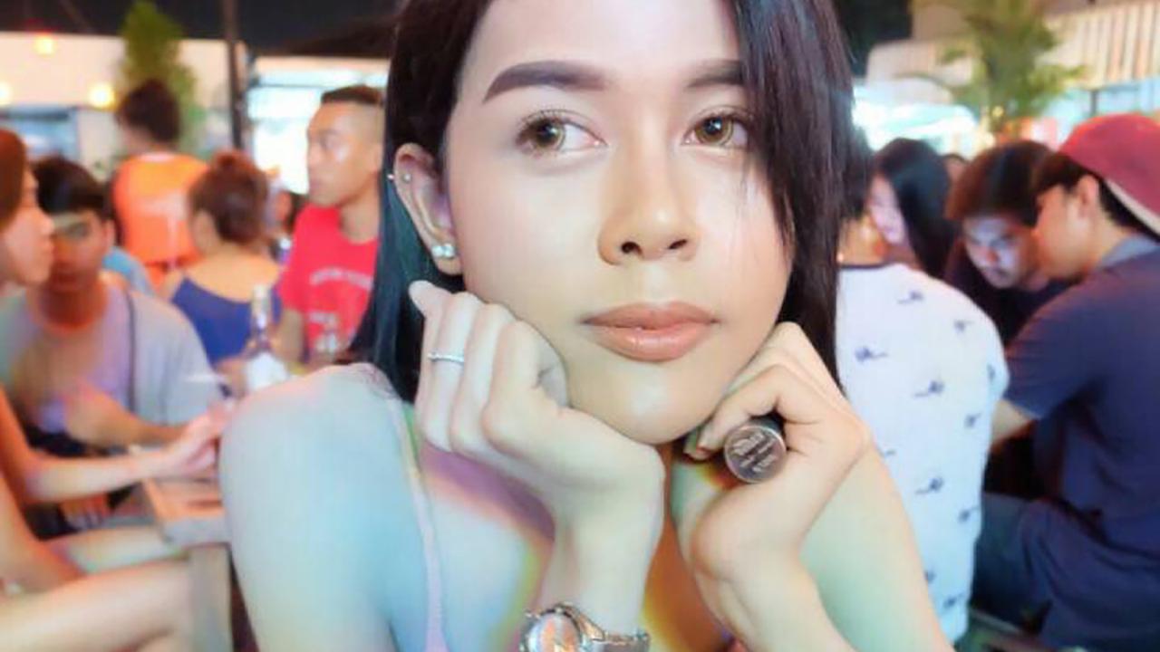 20P Der schöne Ladyboy Jam zeigt in seinen heißen Outfits seinen dünnen Körper