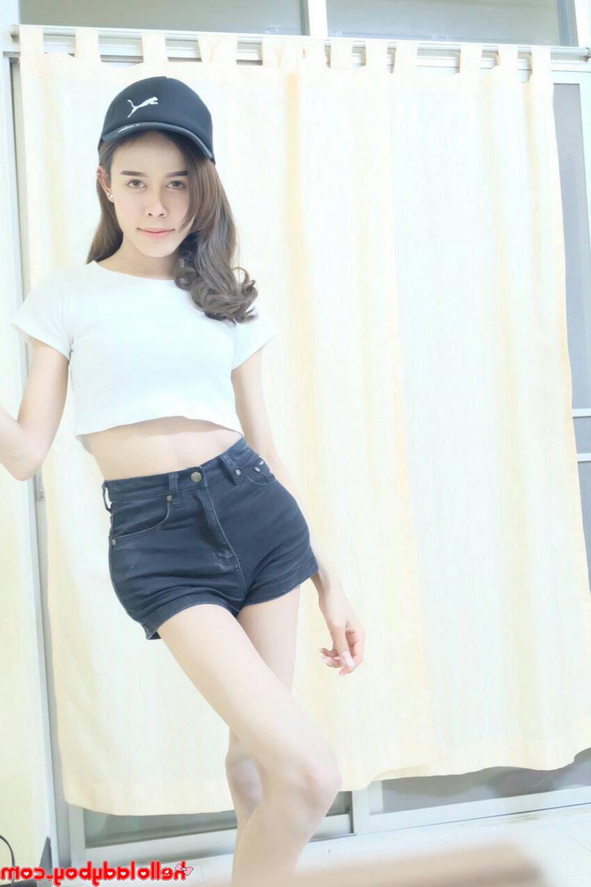 20P Der schöne Ladyboy Jam zeigt in seinen heißen Outfits seinen dünnen Körper