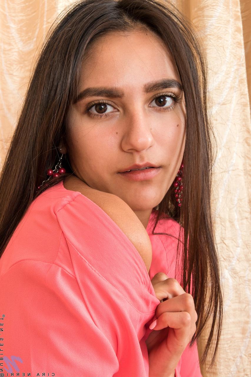 20P A adolescente morena Cira Nerri mostra sua bunda grande gostosa e exibe sua buceta