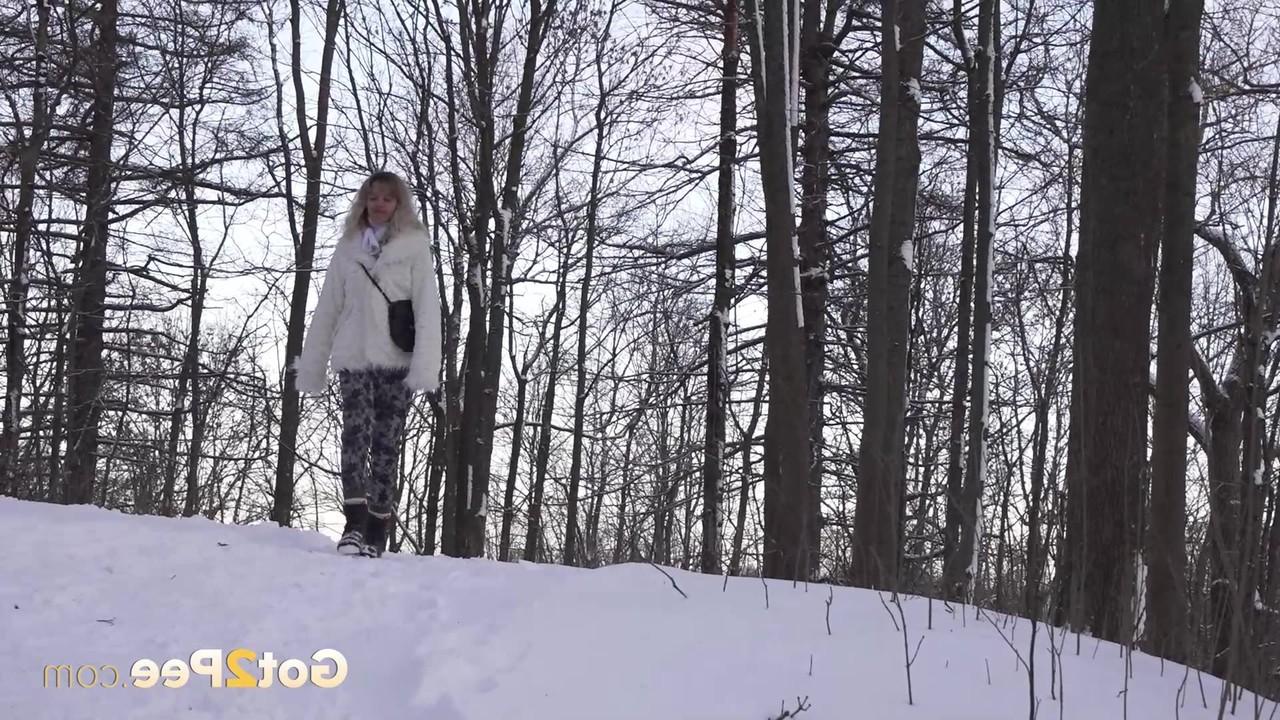 15P La blonde Jessy se déchaîne avec une pisse indispensable sur un sol enneigé.