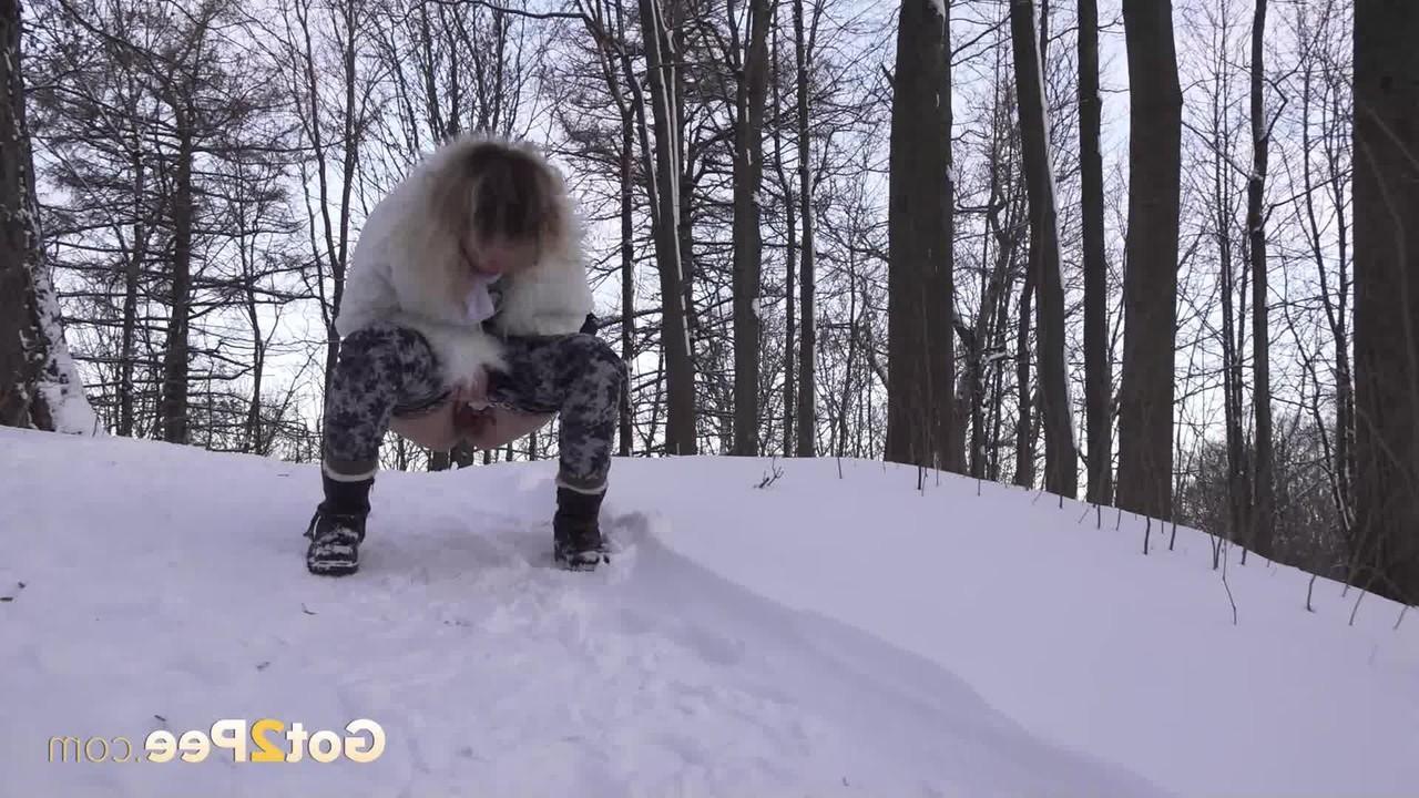 15P La blonde Jessy se déchaîne avec une pisse indispensable sur un sol enneigé.
