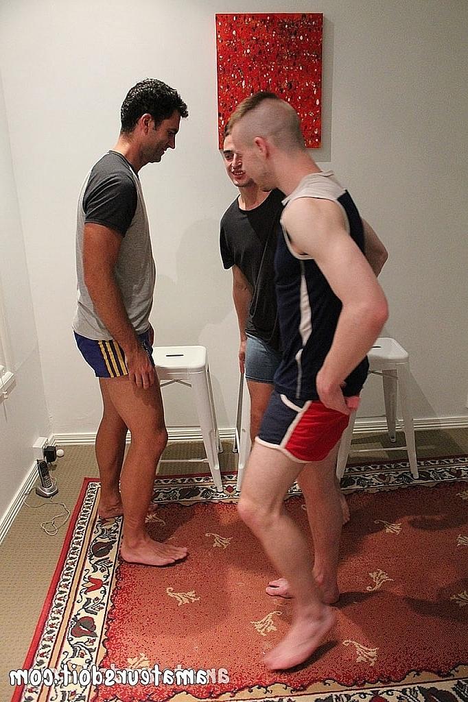 20P Três gays amadores excêntricos se despem e fodem em um trio hardcore