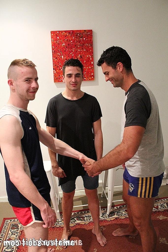 20P Três gays amadores excêntricos se despem e fodem em um trio hardcore