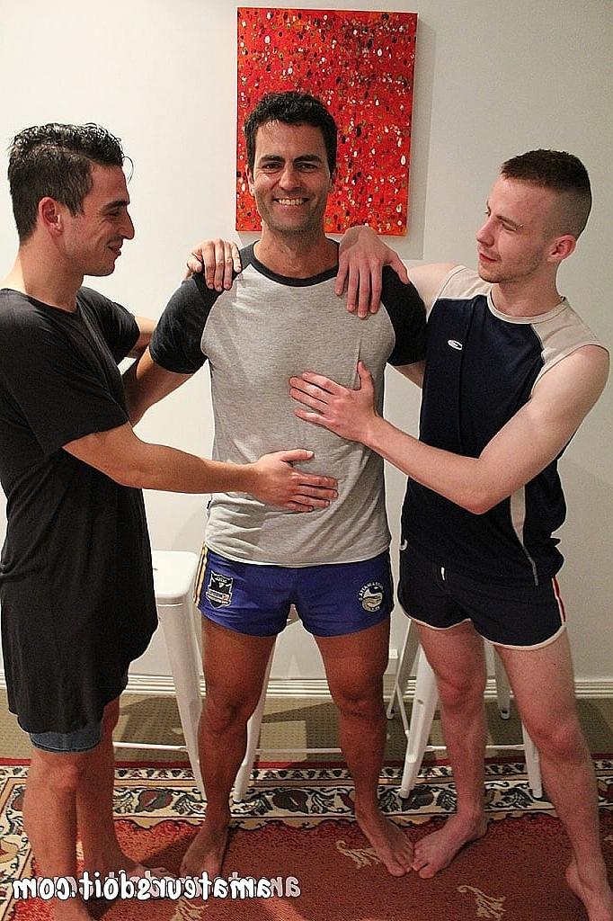 20P Três gays amadores excêntricos se despem e fodem em um trio hardcore