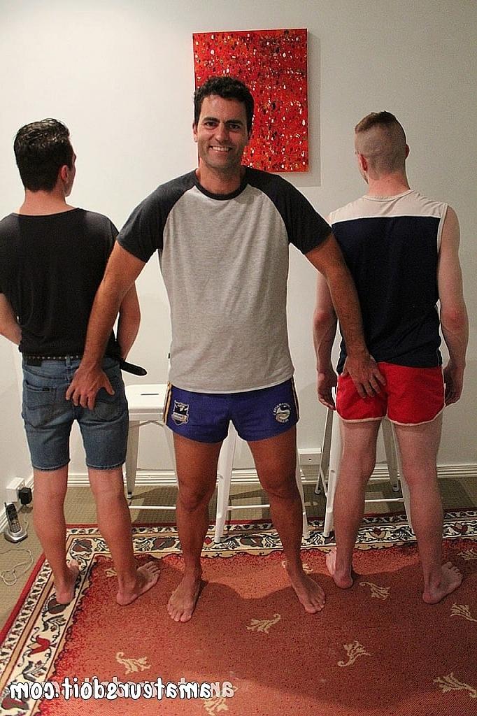 20P Três gays amadores excêntricos se despem e fodem em um trio hardcore
