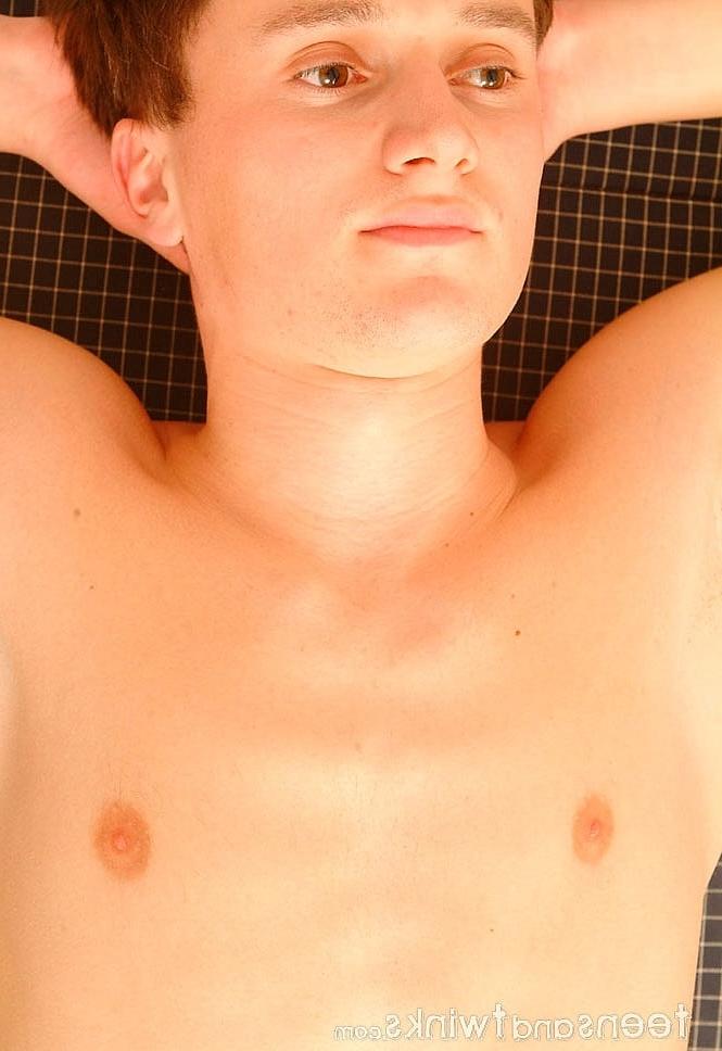 20P Twink magro mostra de brincadeira seu pau pequeno enquanto malha nu