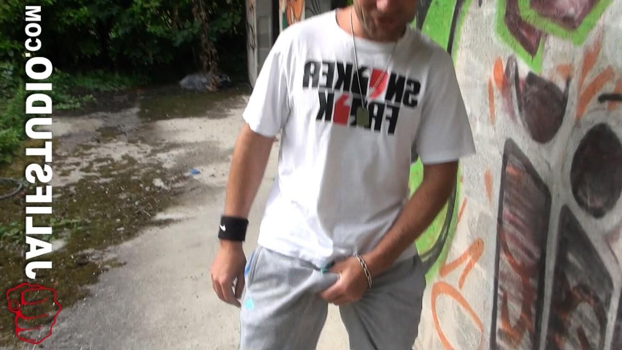 12P El musculoso gay Jess Royan se masturba y se folla a un pasivo con un gran botín