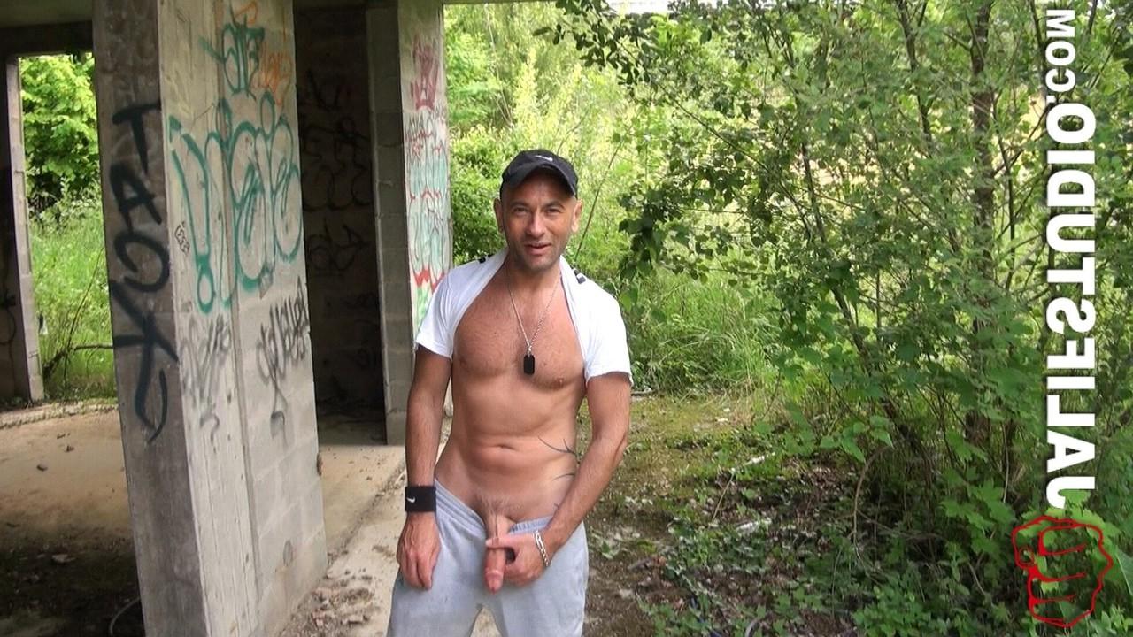 12P El musculoso gay Jess Royan se masturba y se folla a un pasivo con un gran botín