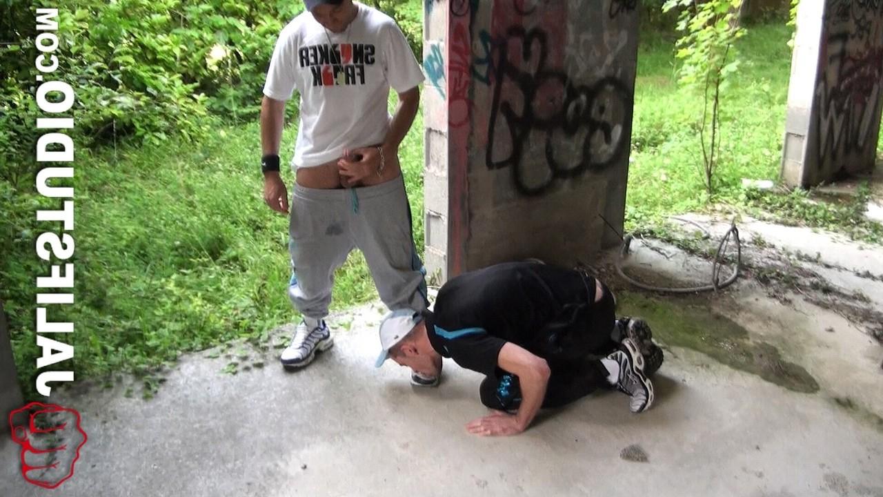12P El musculoso gay Jess Royan se masturba y se folla a un pasivo con un gran botín