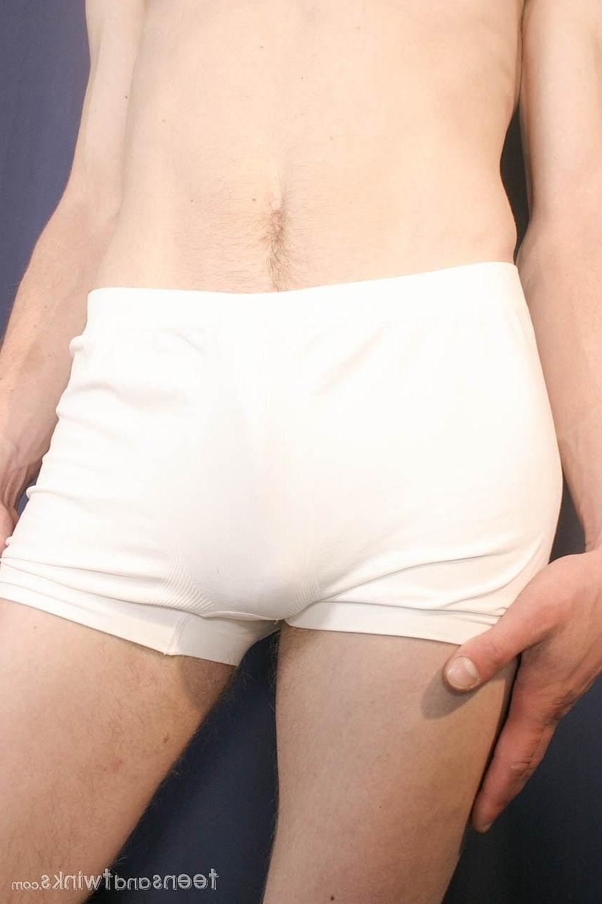 20P Minet maigre se déshabille complètement et branle sa bite poilue non coupée