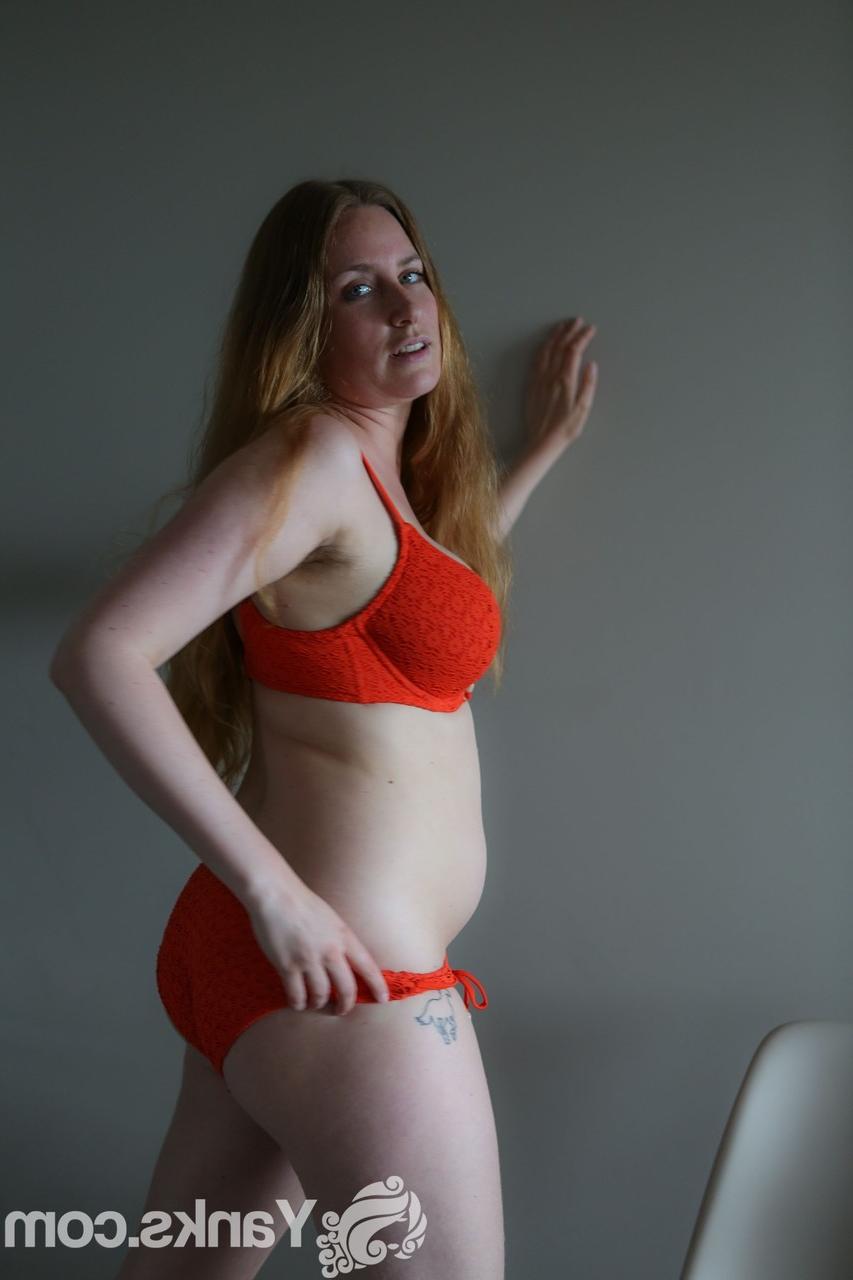 17P Nichole, rousse aux gros seins en lingerie sexy, montre ses courbes et sa chatte touffue.