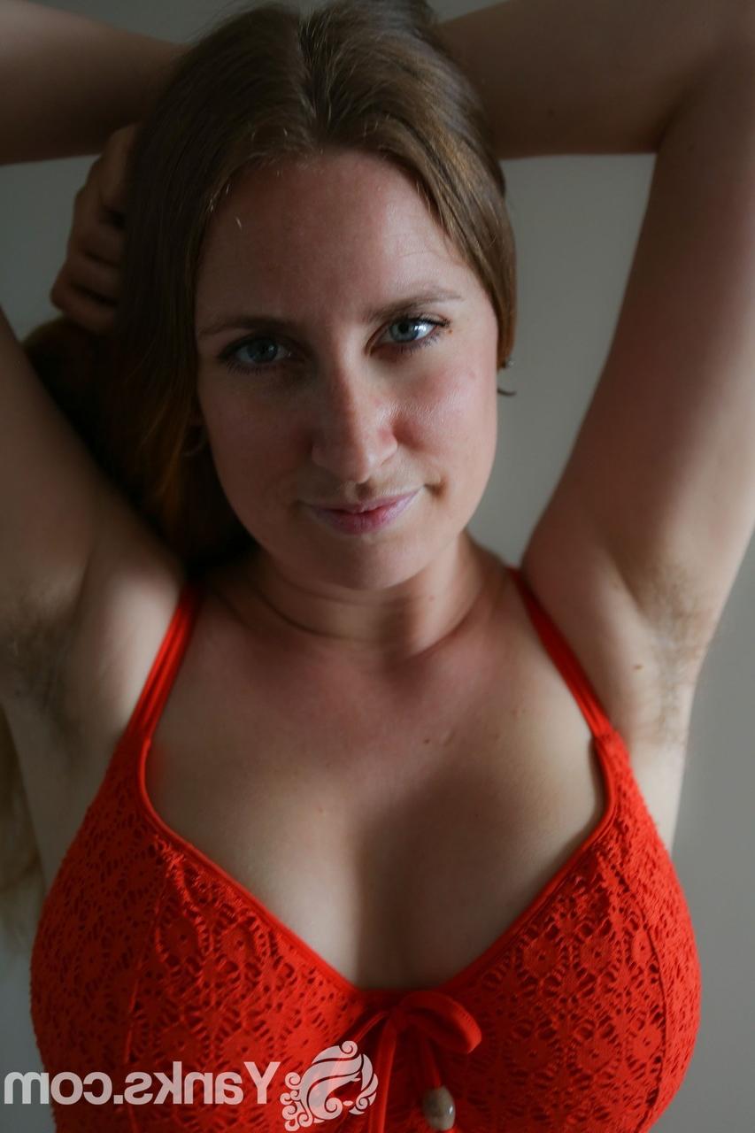 17P Nichole, rousse aux gros seins en lingerie sexy, montre ses courbes et sa chatte touffue.
