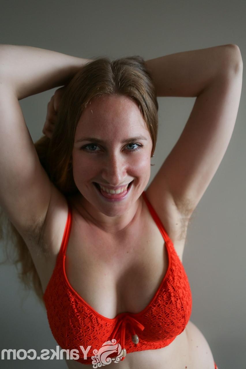 17P Nichole, rousse aux gros seins en lingerie sexy, montre ses courbes et sa chatte touffue.