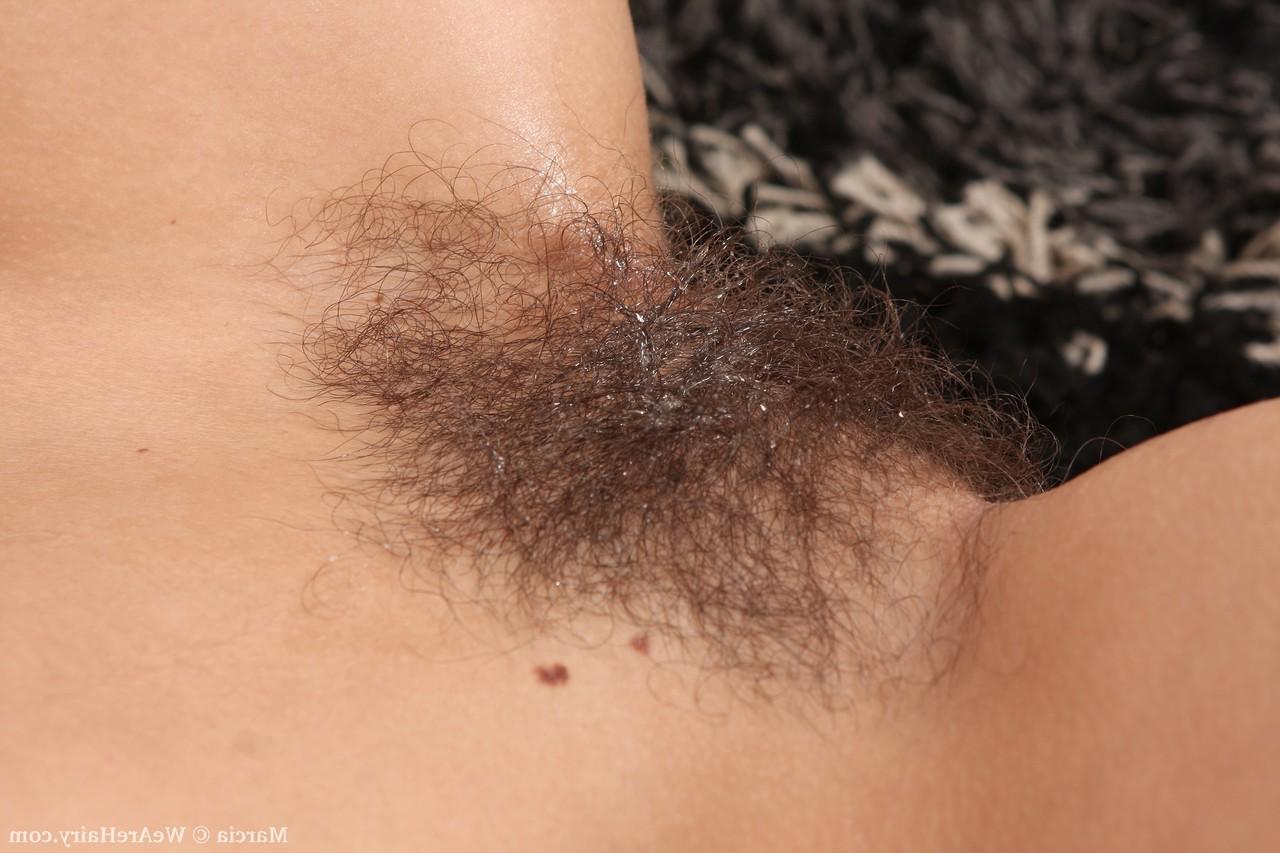 20P Marcia, amatrice mince, perd sa robe noire et doigte sa chatte touffue.