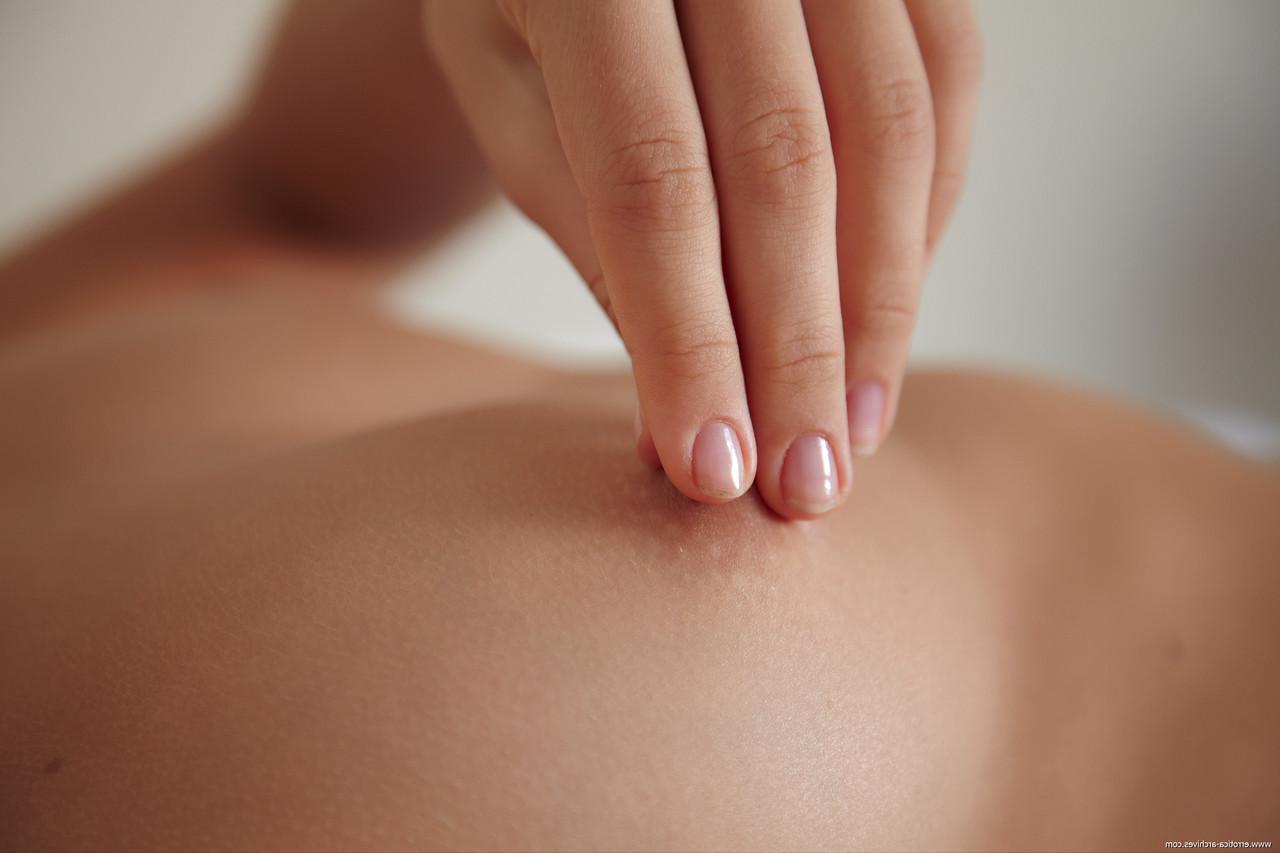 20P A glamorosa adolescente Zara brinca com seus mamilos sensuais antes de espalhar sua buceta