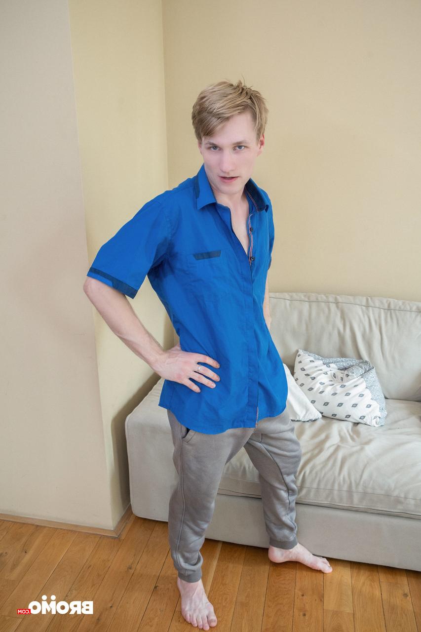 20P El musculoso gay Denny Chris se folla por el culo al jovencito rubio Robi Dane