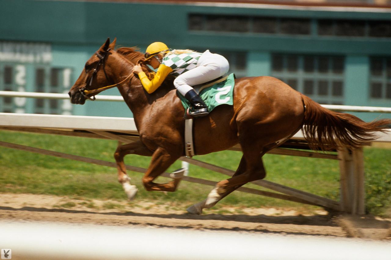 12P La jockey Stacey Swayze lava sus curvas en público después de criar caballos