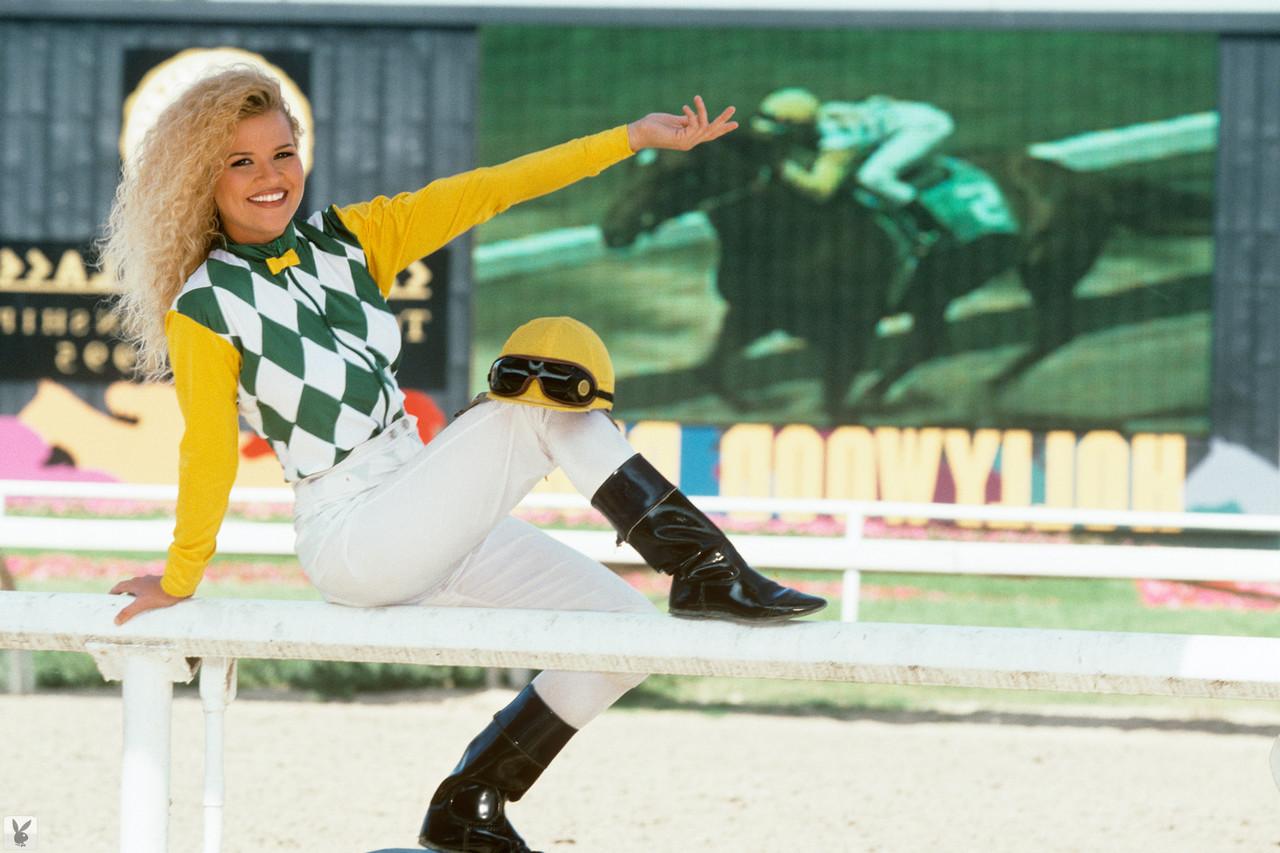 12P La jockey Stacey Swayze lava sus curvas en público después de criar caballos