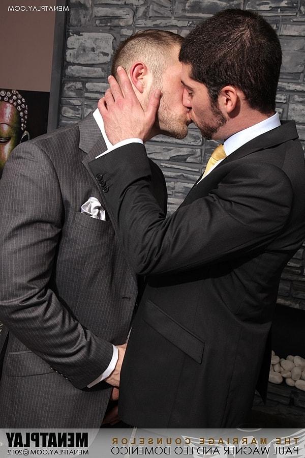 14P Coeds gays gostosos Leo Domenico e Paul Wagner batem em seu escritório