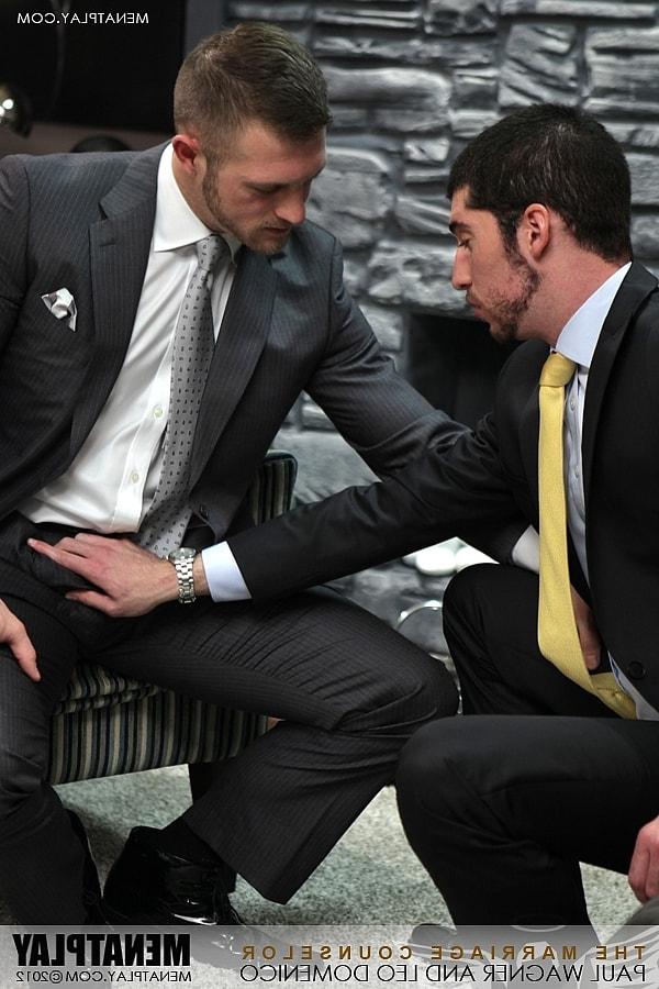 14P Coeds gays gostosos Leo Domenico e Paul Wagner batem em seu escritório