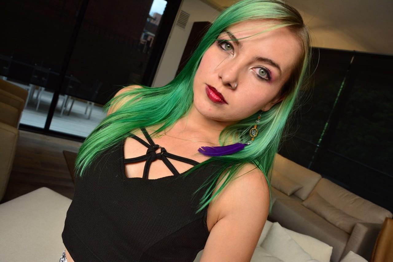 17P Adolescente com piercing de cabelo verde enfia a doce bunda colombiana no ar usando tanga