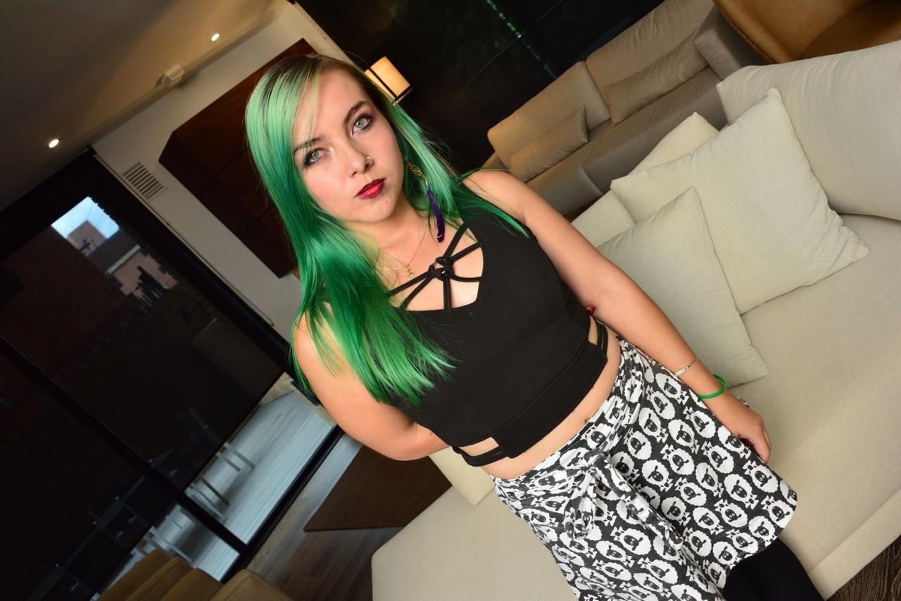 17P Adolescente com piercing de cabelo verde enfia a doce bunda colombiana no ar usando tanga