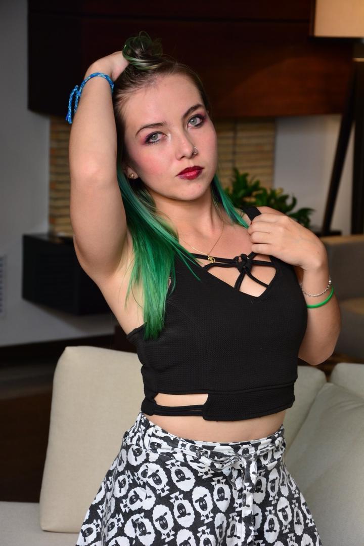 17P Adolescente com piercing de cabelo verde enfia a doce bunda colombiana no ar usando tanga