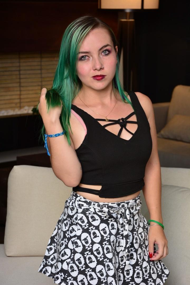 17P Adolescente com piercing de cabelo verde enfia a doce bunda colombiana no ar usando tanga