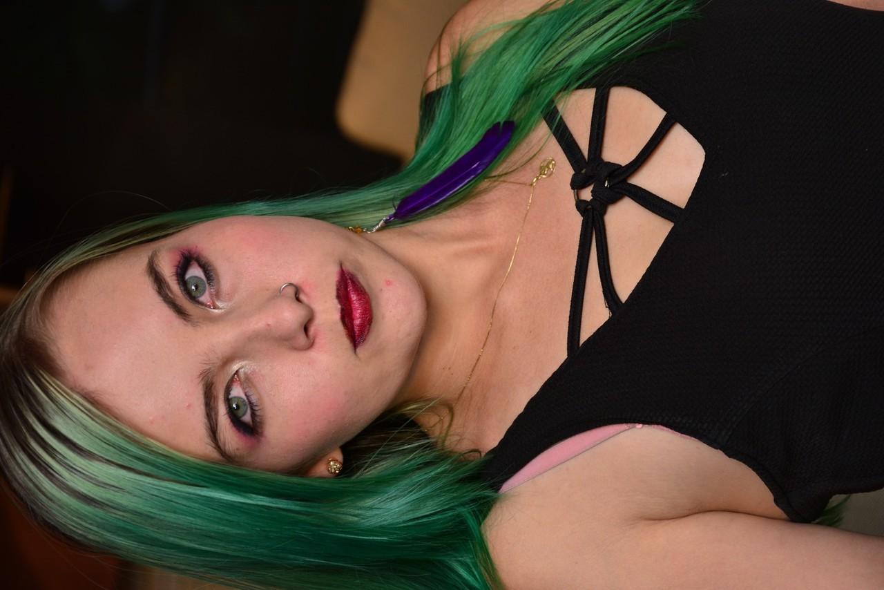17P Adolescente com piercing de cabelo verde enfia a doce bunda colombiana no ar usando tanga