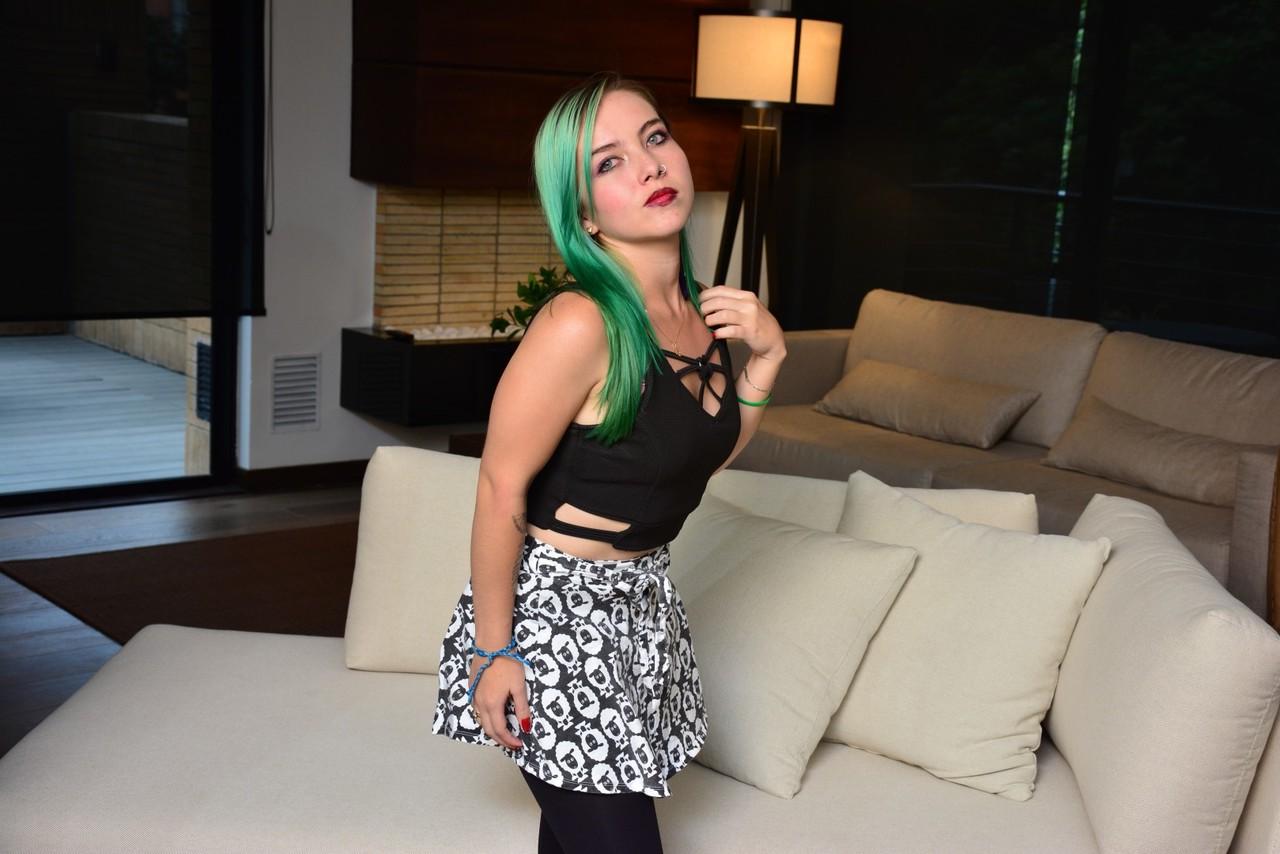 17P Adolescente com piercing de cabelo verde enfia a doce bunda colombiana no ar usando tanga