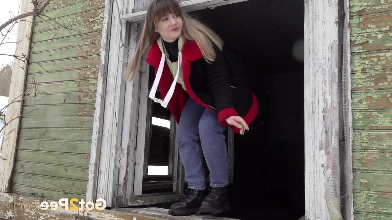 15P La blanca Veronica muestra su jugoso culo mientras orina por una ventana