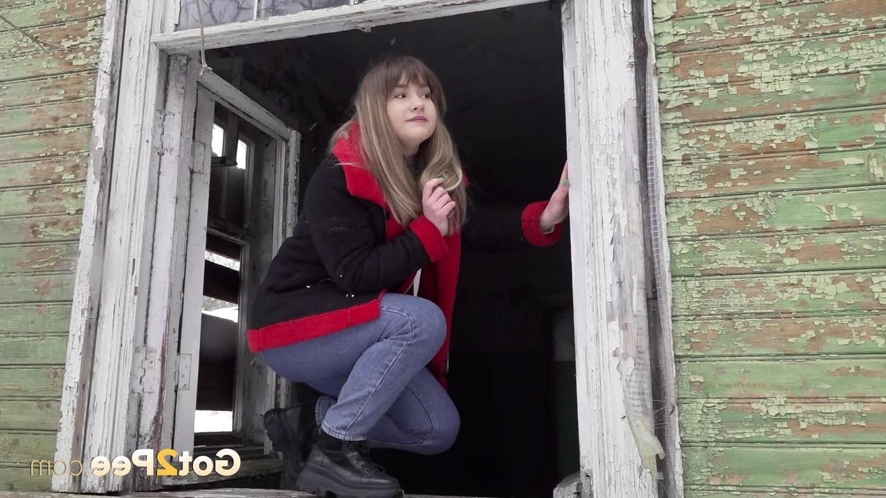 15P La blanca Veronica muestra su jugoso culo mientras orina por una ventana