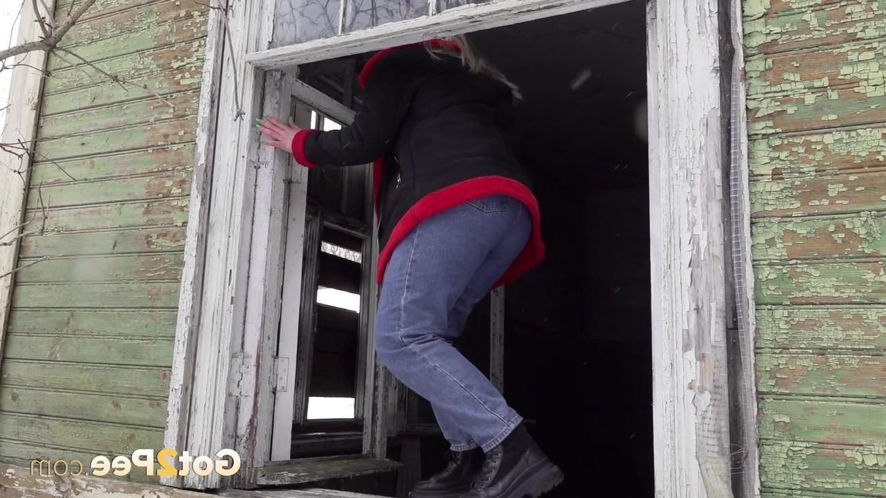 15P La blanca Veronica muestra su jugoso culo mientras orina por una ventana