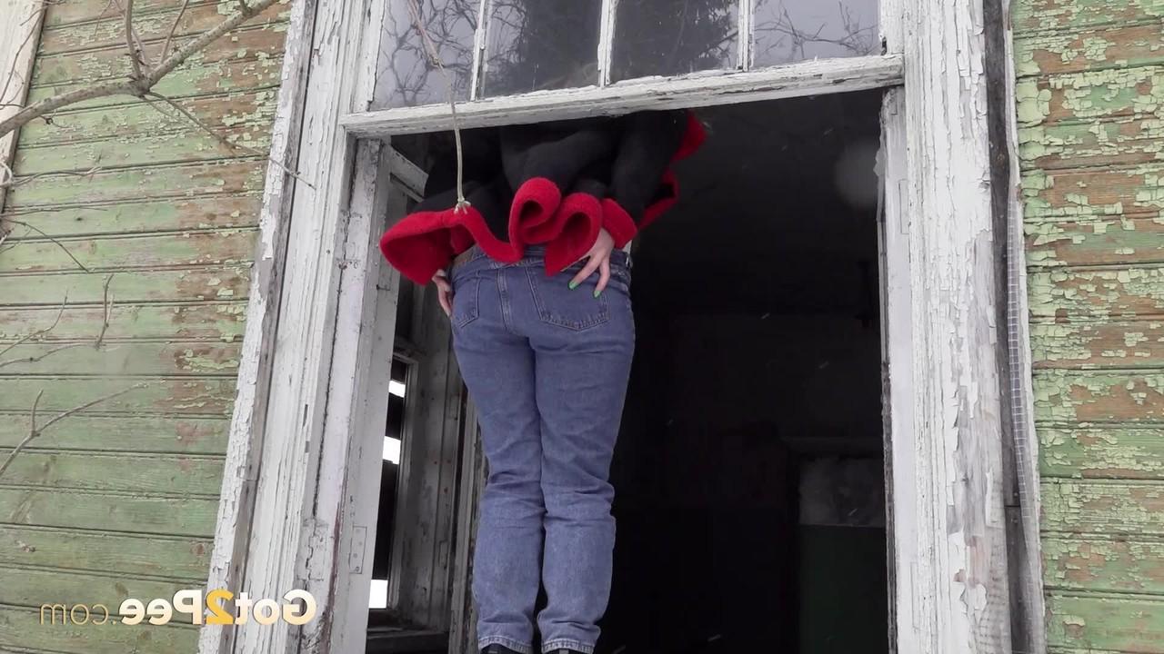 15P La blanca Veronica muestra su jugoso culo mientras orina por una ventana