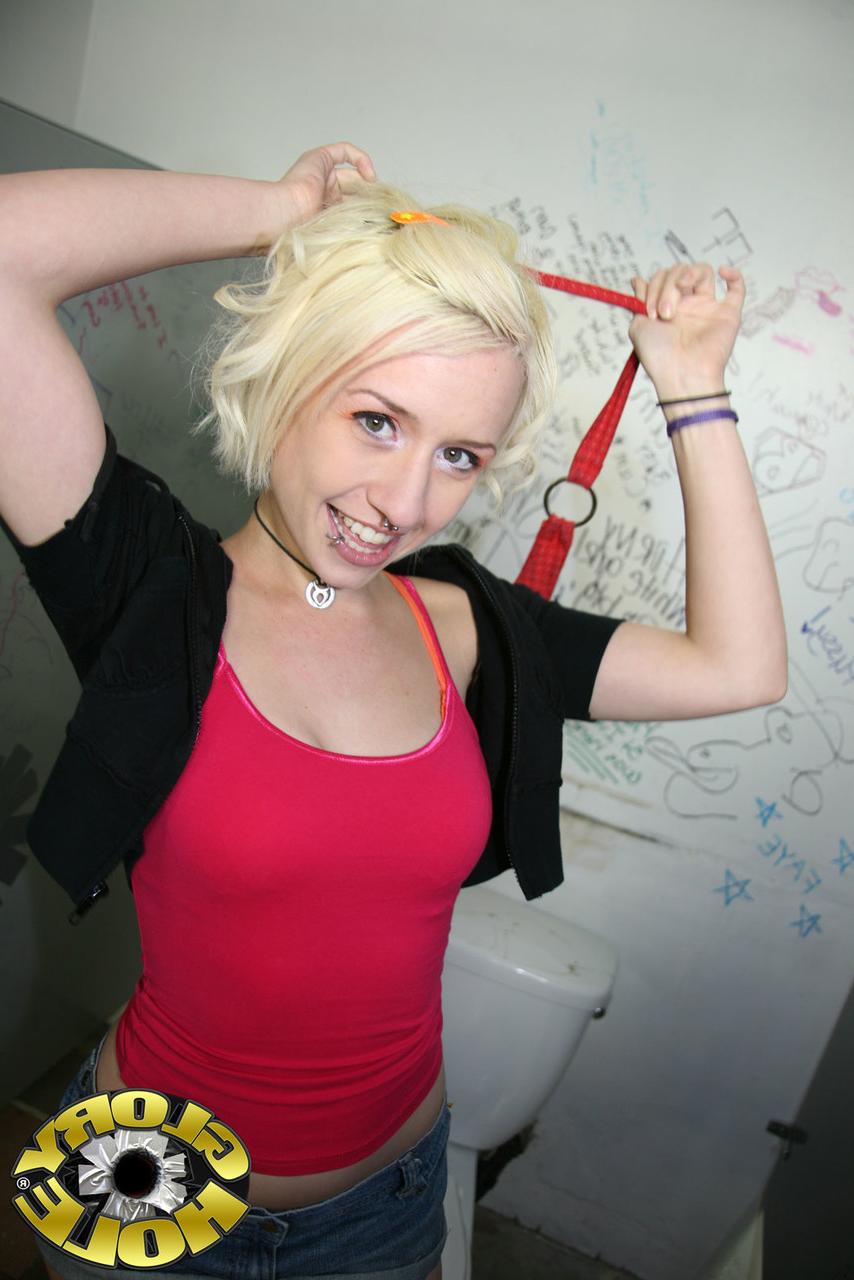 20P Der geile, vollärschige Teenager Proxy Paige genießt einen interracial Gloryhole-Bang