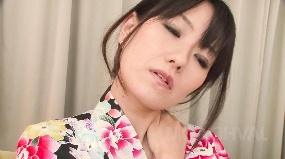 15P A japonesa Manami Komukai é libertada de um quimono antes de fazer boquetes