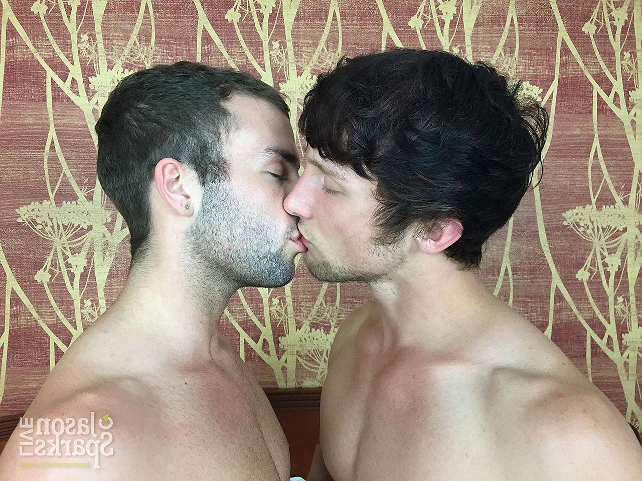 20P Os gays Scotty Knox e Oliver Hudson se dão um BJ e fazem sexo anal