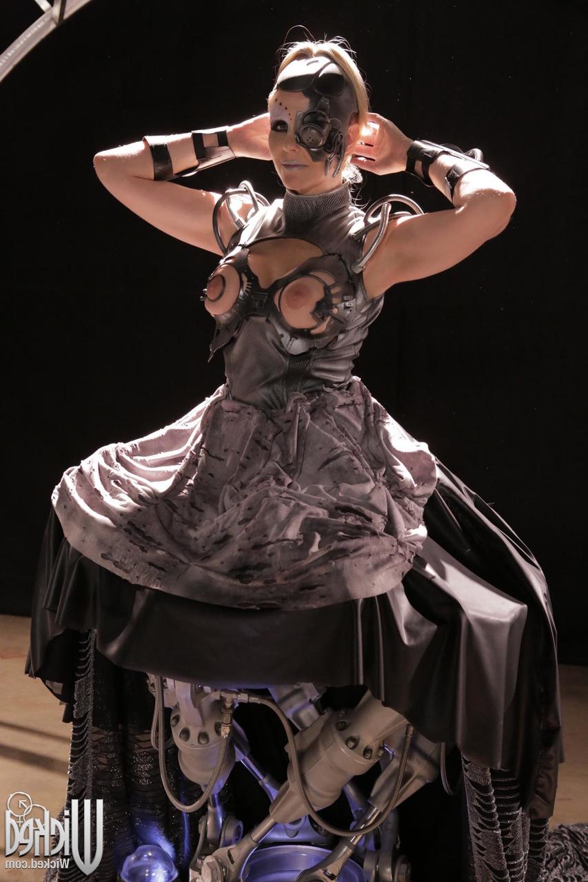 20P A loira peituda Julia Ann faz um boquete desagradável em uma fantasia de steampunk