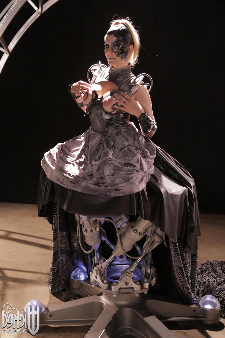 20P A loira peituda Julia Ann faz um boquete desagradável em uma fantasia de steampunk